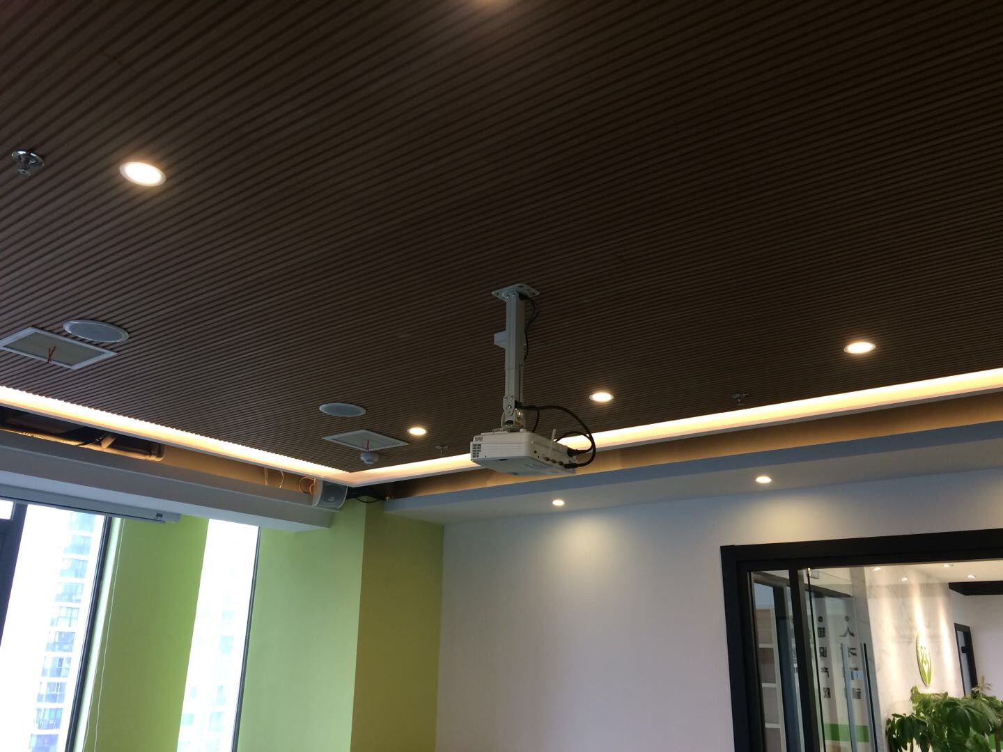 买回来用了几次了才来评价的,还不错!值得推荐。适合办公会议使用,清晰度也行,实惠