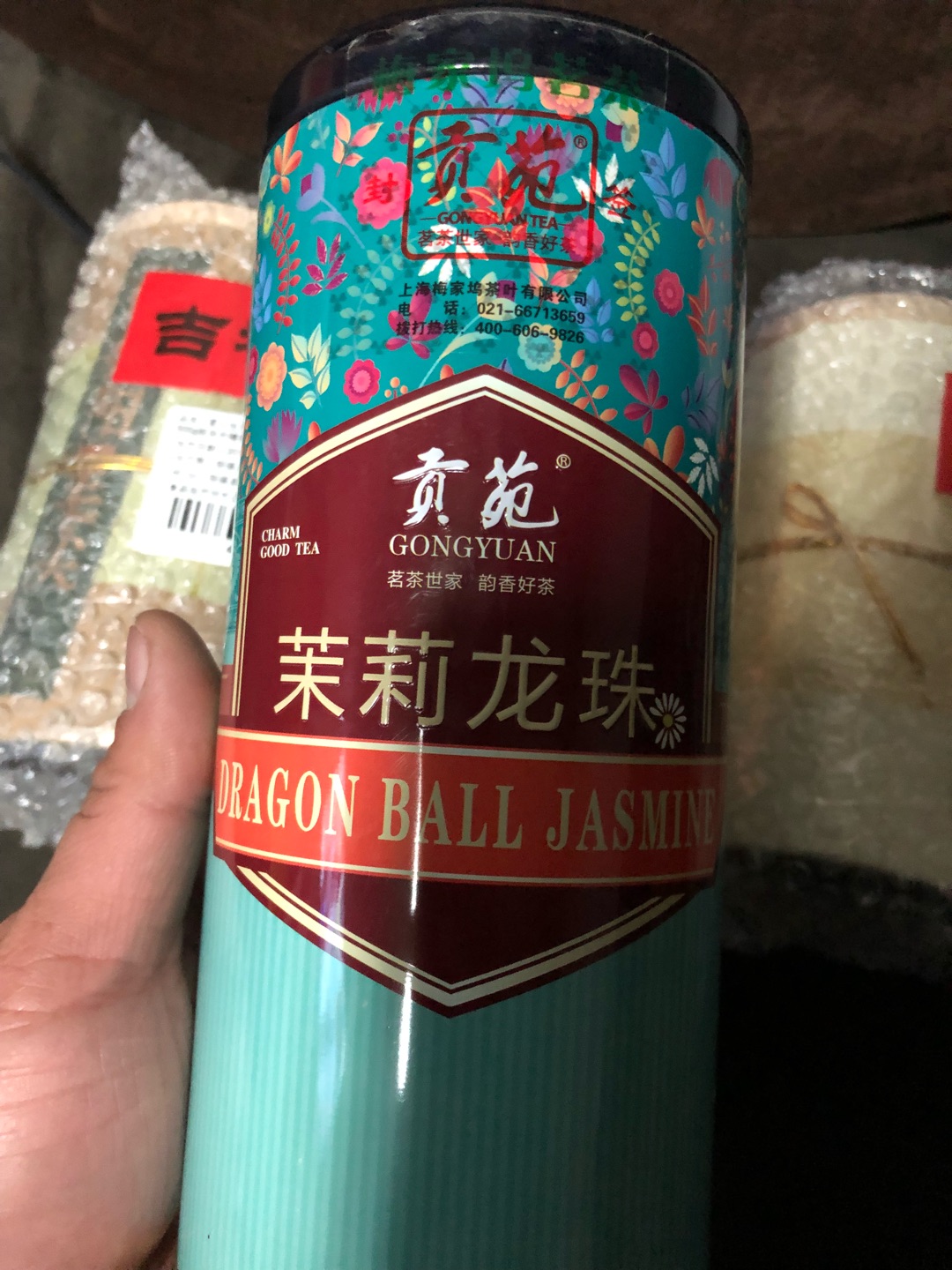 有满减活动,而且还能用券,算下来特别便宜。茶叶不错,整个叶子很整,一个铁桶装的,厂家还特别细心的在茶叶桶里放了一个燕尾夹,方便贴心。从细节就能看到好产品。当然不能跟某罐茶相比,但自己喝够用了。