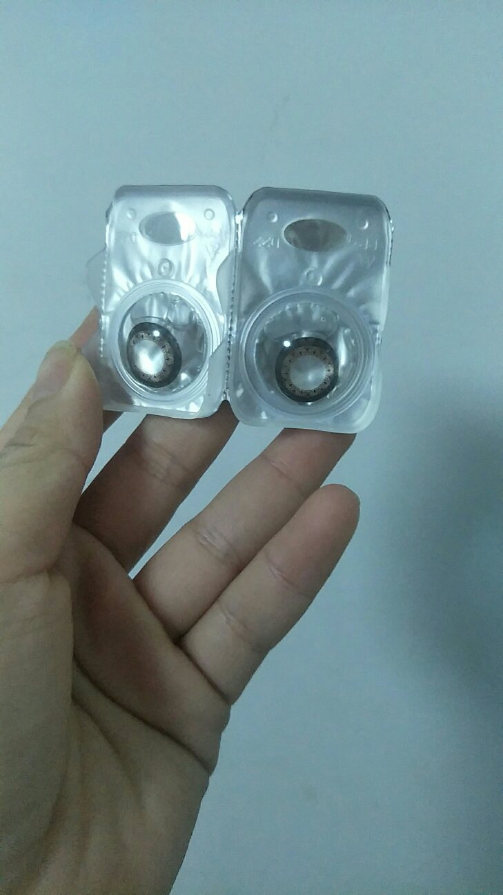 小黑裙,刚到货,月抛,还没戴,颜色看着挺好的。包装简简单单的。还行。佩戴了来追评~