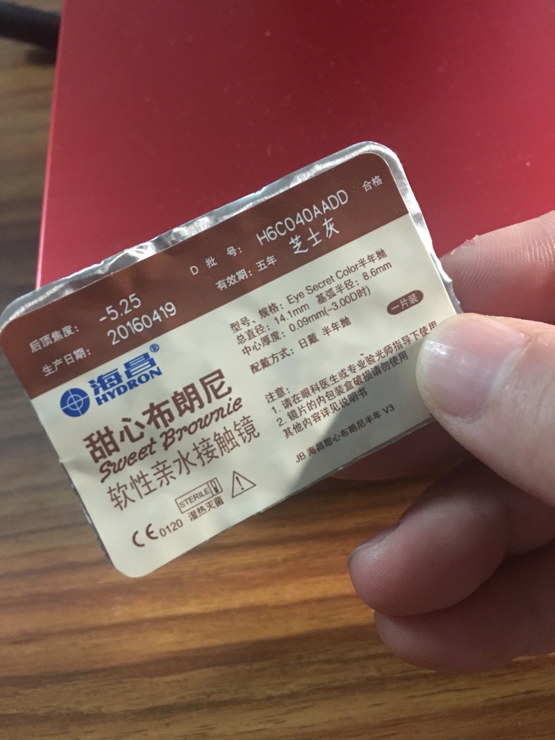 也是蛮神奇的,明明买的灰色,到手像棕色…上眼就灰色了。请忽略我的黑眼圈。?日期不太新鲜,海昌还是一如既往的薄。佩戴我觉得异物感还是比较明显,一天下来超级不舒服!!!强烈建议……不要买了……