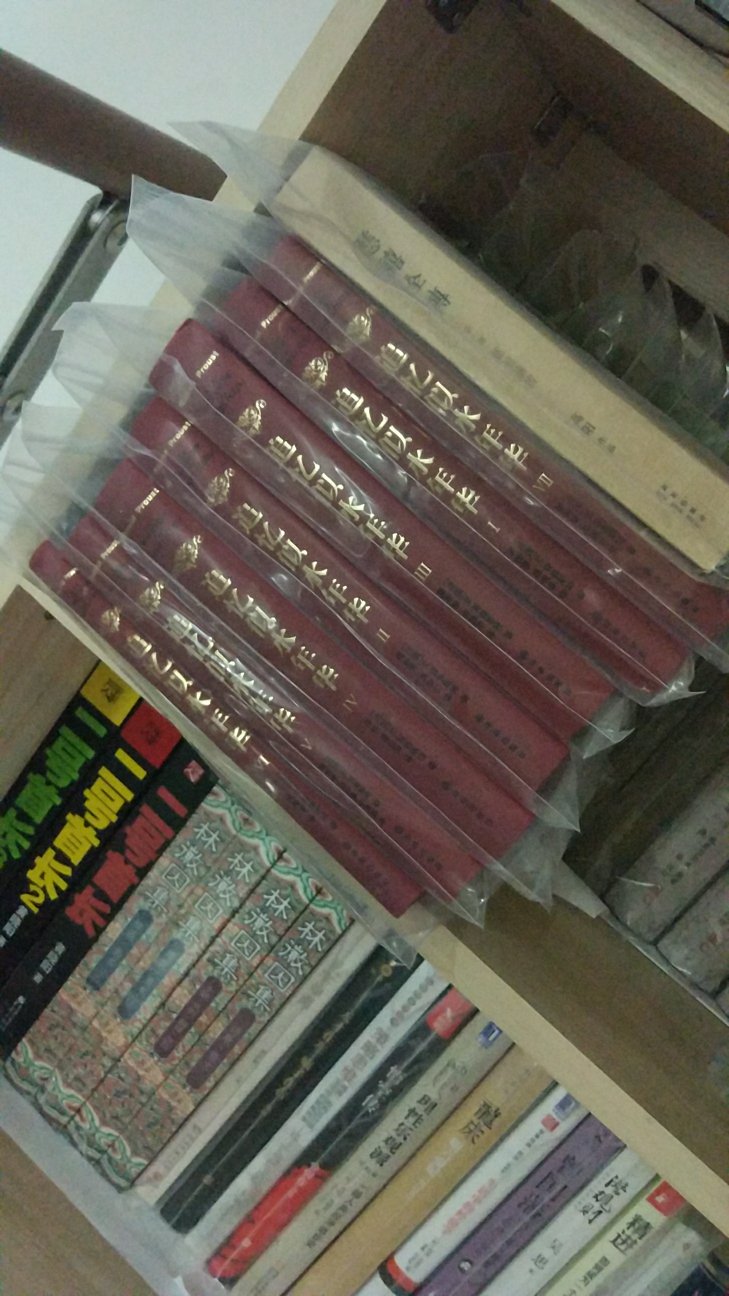 买书之人爱书,买精装书的人更喜爱书,儿子非常生气,我订的杂志都有泡沫口袋封起送,的精装书居然就拿一层牛皮纸裹起就送来了,明明知道快递暴力扔货就不采取的防护措施,成都还有仓库,若果是外地仓,书肯定惨不忍睹了