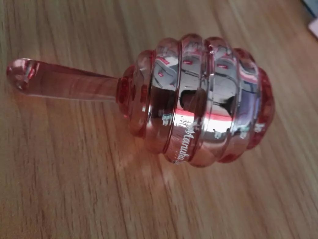 特别漂亮的润唇膏,像吃棒棒糖一样。睡前涂上感觉十分滋润!