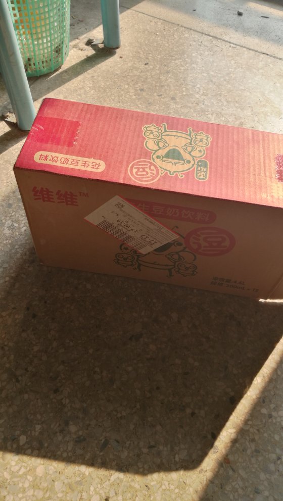 一下子买了五六箱,味道不错,豆奶味道不错哦,易拉罐的,日期很新鲜,服务很到位