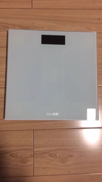体重秤看起来很高大上,白色的,而且还能显示温度,很好。