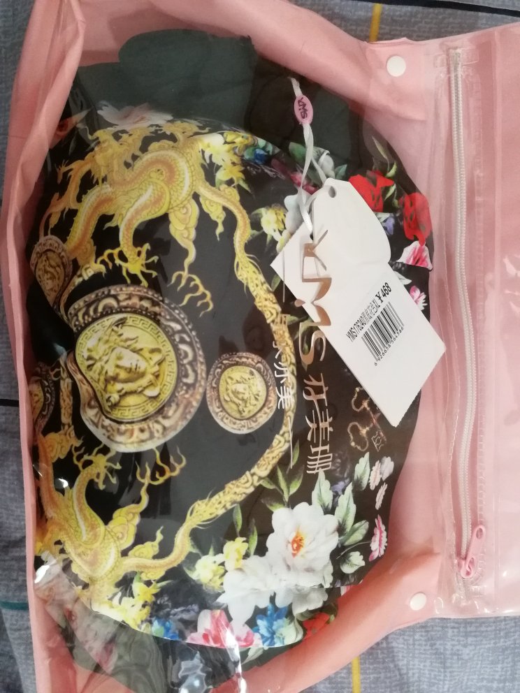 超服气,12个小时送到。质量不错,穿着好看,裙子够长