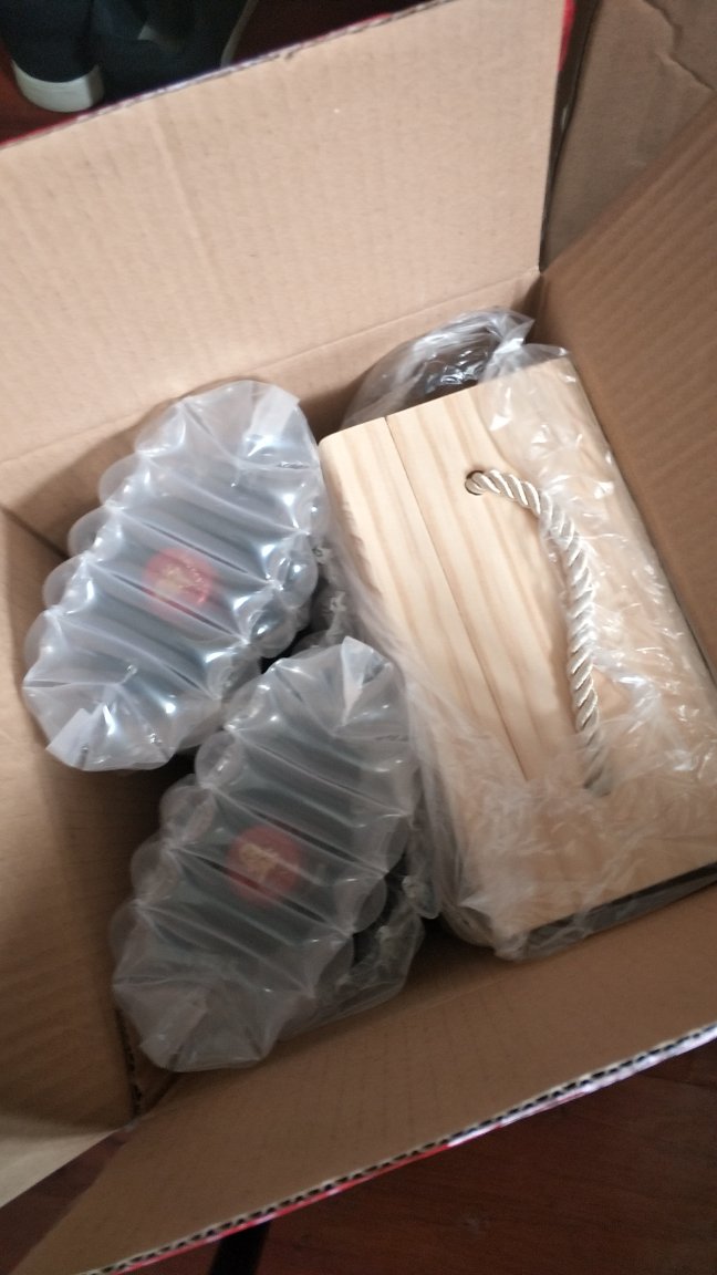 看着挺好的,赠品的级别比年货节时好多了,还有就想说终于知道东哥的红酒放哪里了,,,食品母婴仓B6仓,,,,酒呢,前面那瓶也没喝成,这瓶喝了再来说吧