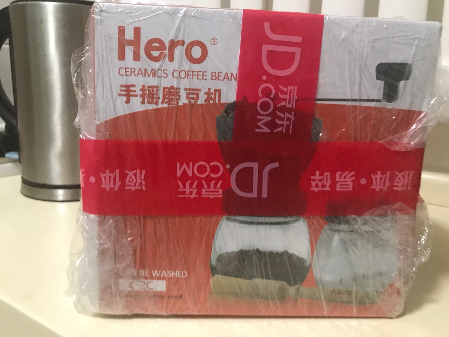 跟描述一致,做工对的起这个价钱。塑料质感还好,没味道。调节粗细方便,陶瓷磨芯的凹凸比以前铸铁那个好多了。上午下单,下午就送到了!给物流点赞!