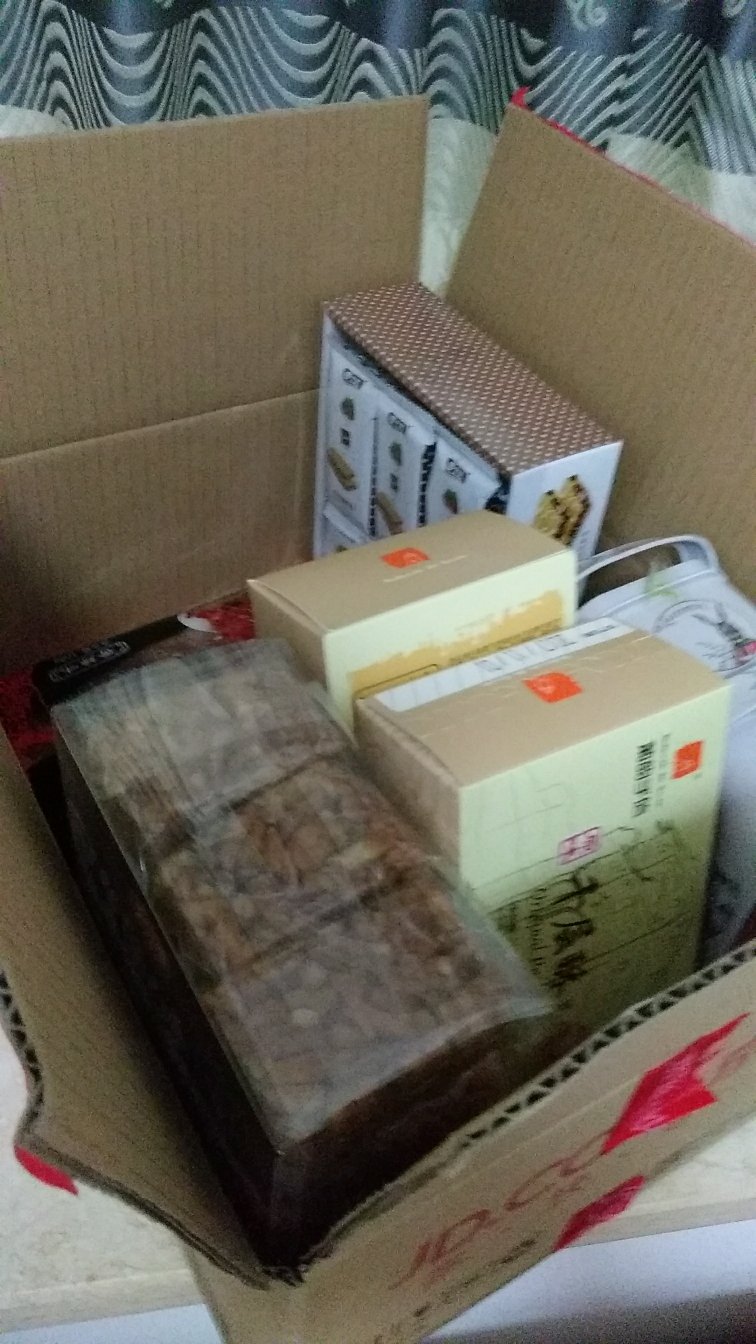 买了一堆零食,留着过年给亲朋好友拜年吃的。看着包装不错,今年没有让我失望过。