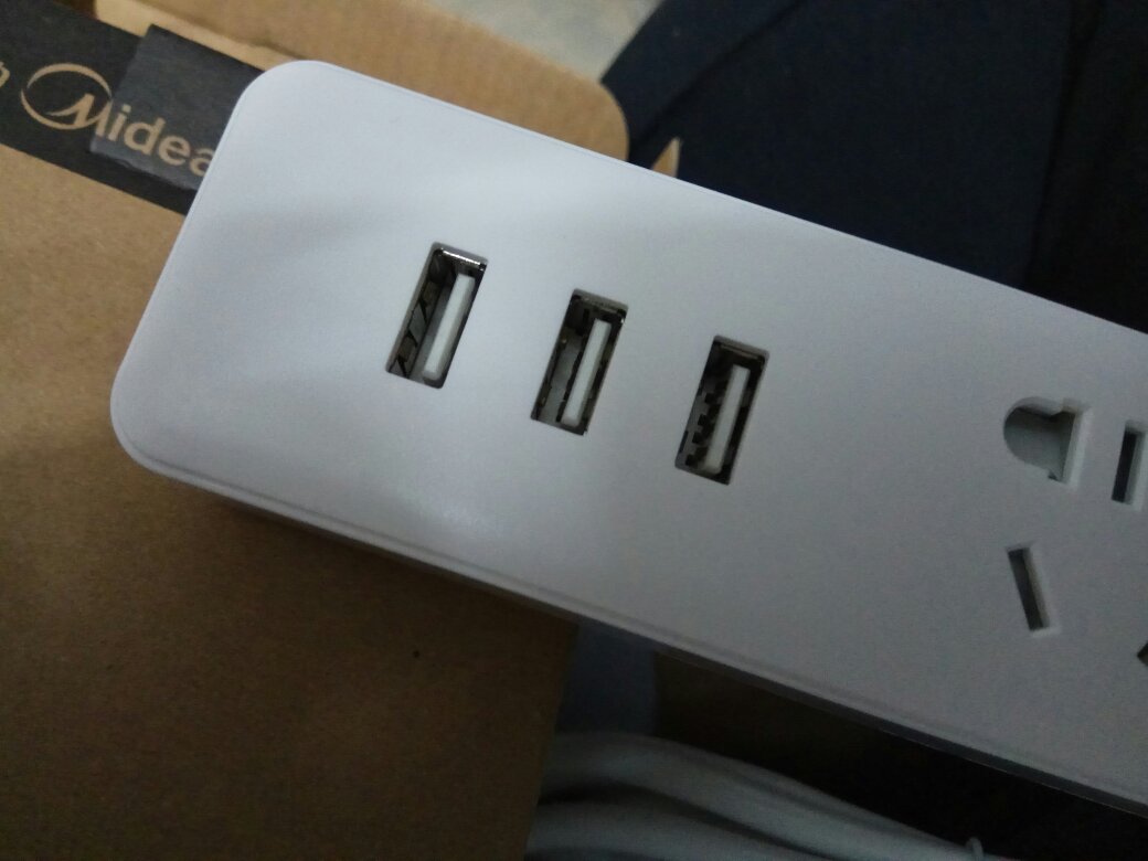 三口加起来,最大电流2.6A。晚上慢慢充还好,着急的还是用快速充电头,主要图方便,可以接散热器,U口音箱。针对便携式笔记本还是不错的选择。