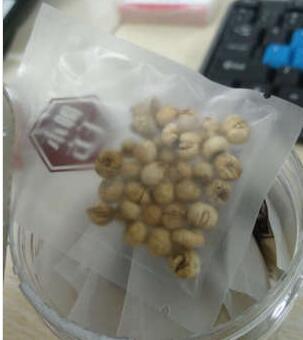 看上去很好啊,颜色很正,听朋友介绍才买的,雪梨好搭档,送货快,赞!!!!