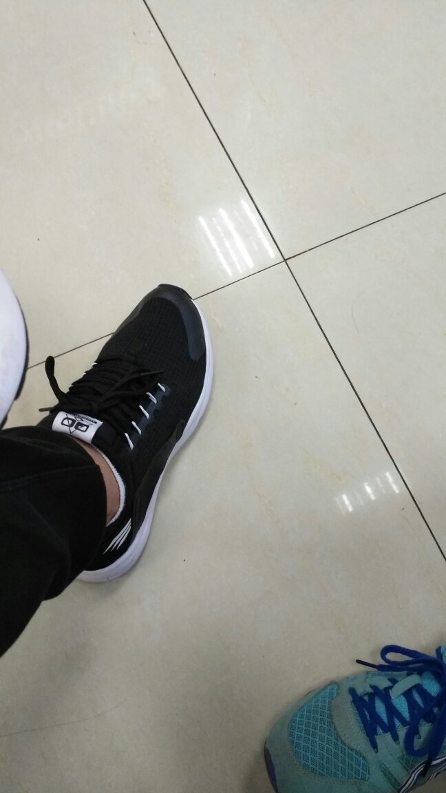 感觉不错,跑起来很舒服。款式也不错。