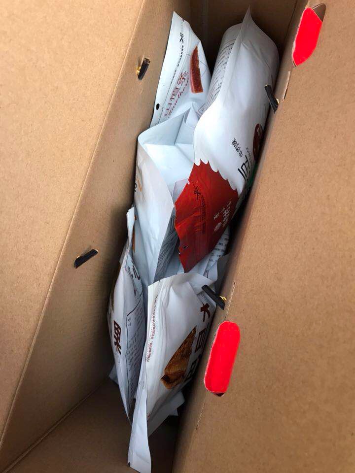超大的一盒,买来送礼的,偷偷的拆了来看一下,送人很有面子,送货速度很快,第二天就送到了,值得信赖的!