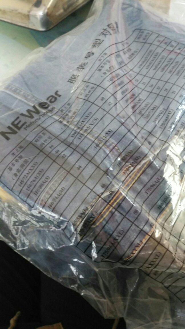 美特斯邦威牛仔裤男裤子,修身版型设计风格,质量不错,价格适中,送货速度很快且上门,值得推荐。