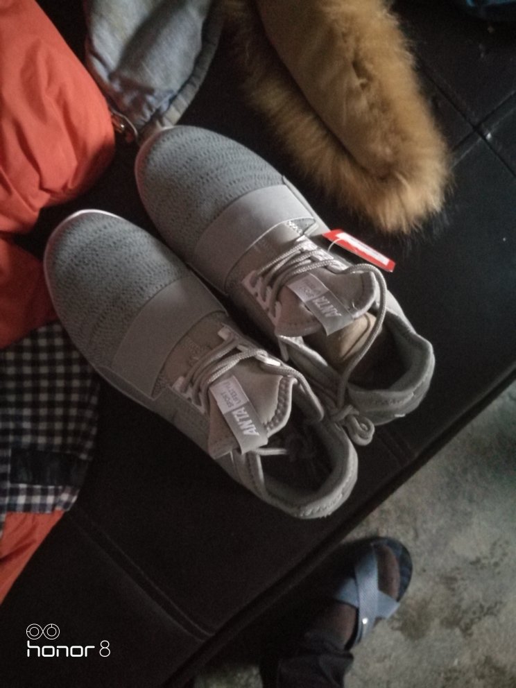 听说安踏的质量不错,买双穿试试,颜色和款式我喜欢,好看。