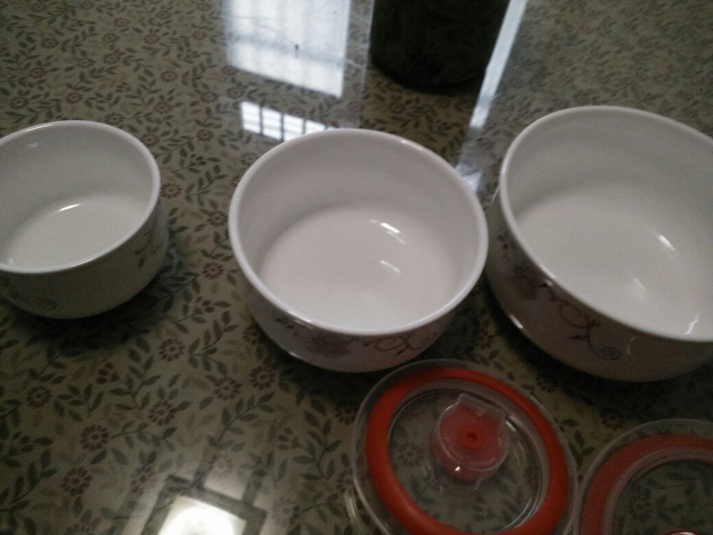 看上去还好,今天才收到的,没有想象的大,小碗实在太小了,只能说是茶杯了,哈哈!
