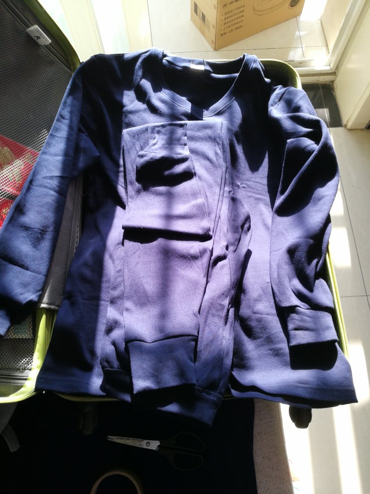 衣服质量不错,样式也好看,V领的很难得,现在都是圆领,棉质的非常舒服。