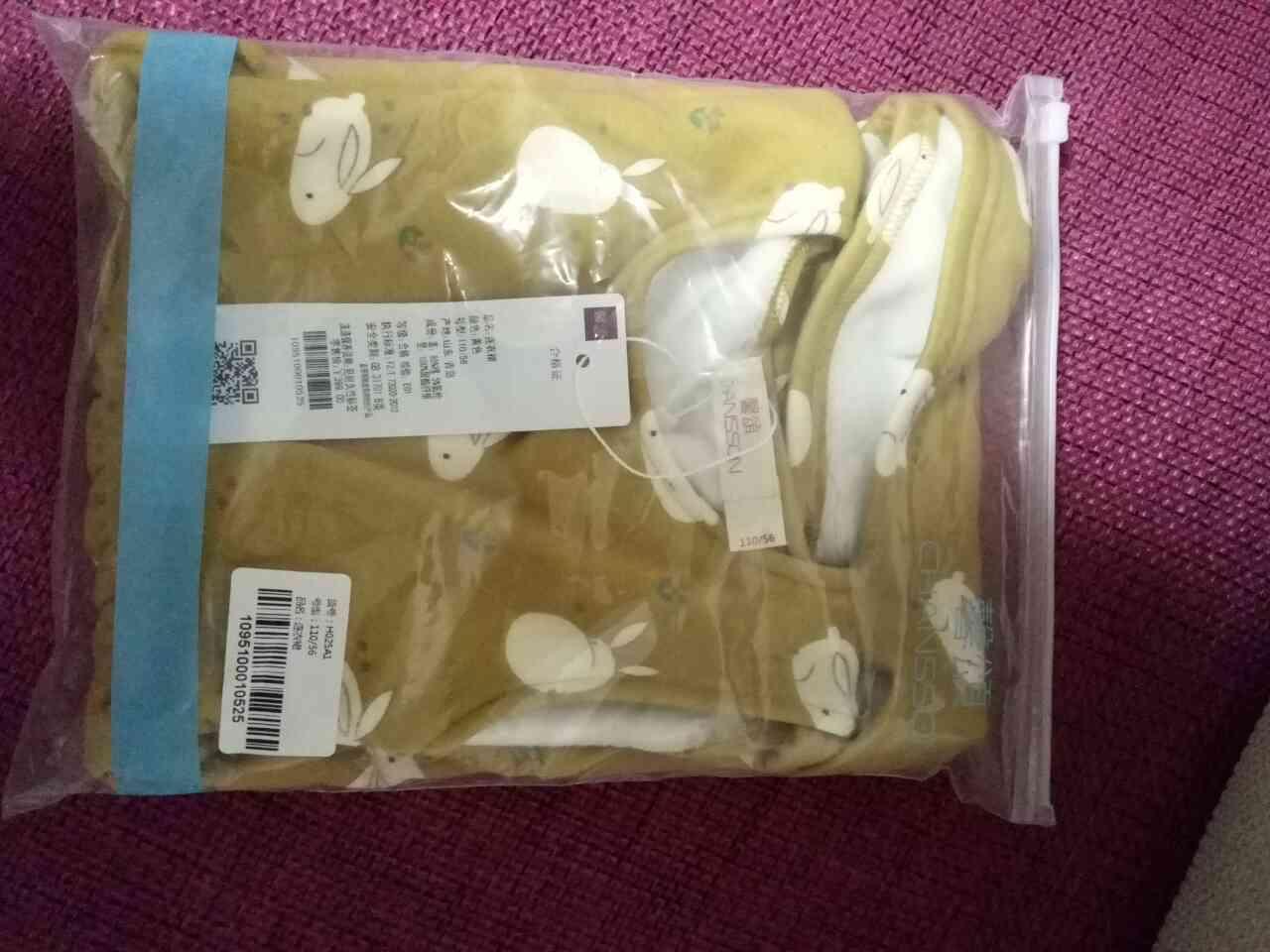 小兔子的图案很可爱,肩带很宽,不嘞,厚度是加绒的,里面买的打底衫,2件8折,挺划算的。