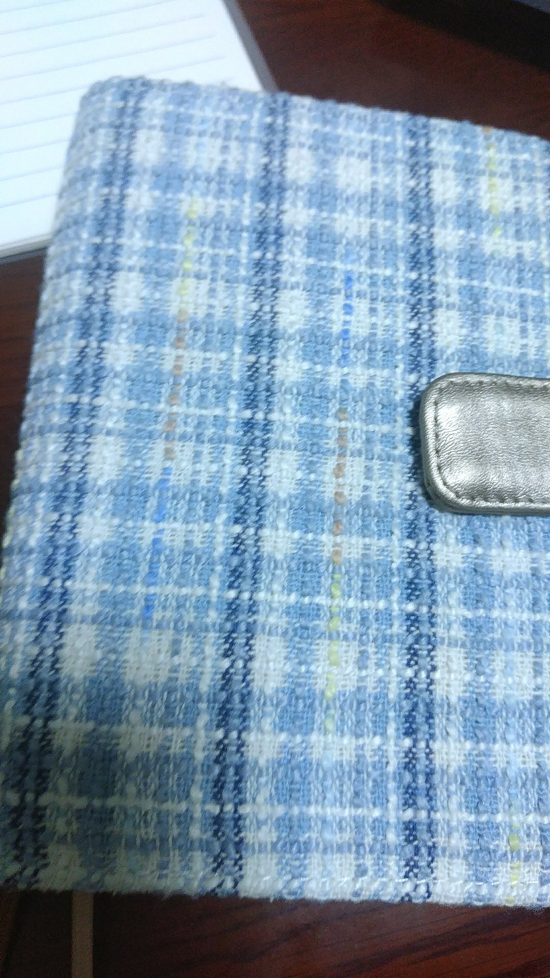 买了还不错,就是送那个保护套装不进去,整体不错,打开有点味道