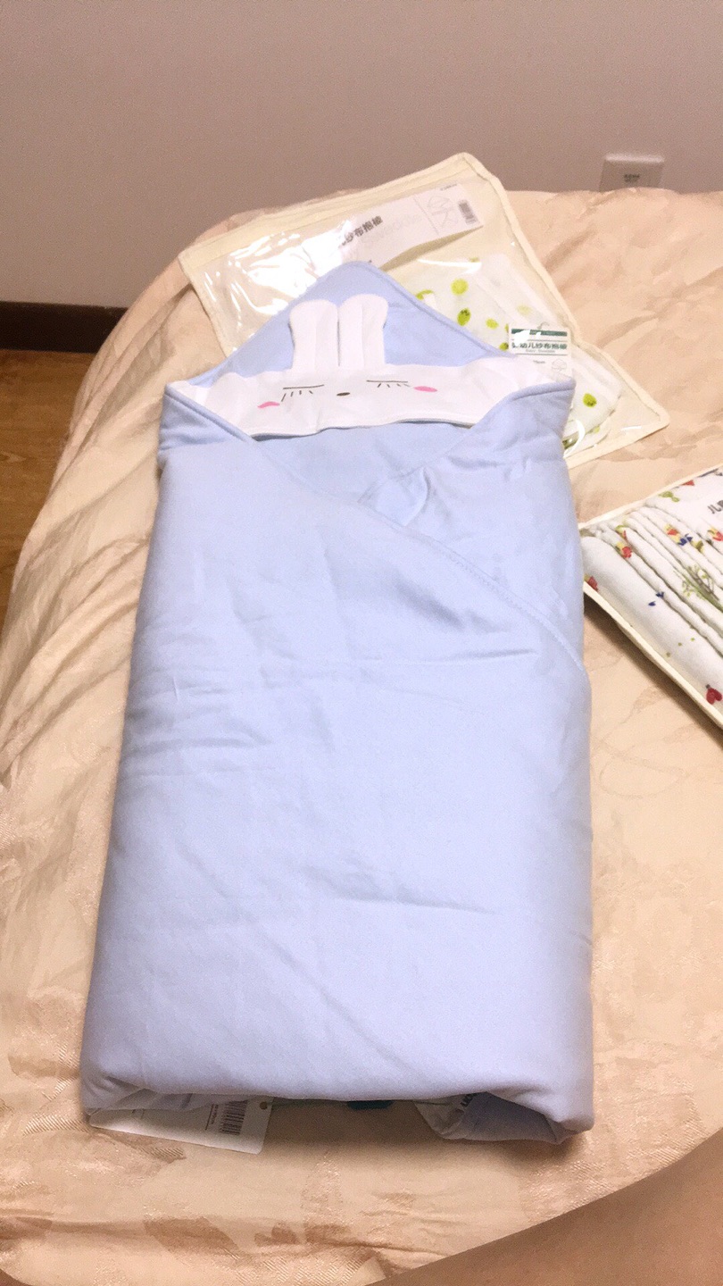 可爱的小包被,太喜欢了,质量非常好,摸起来很舒服,我是囤着六月份用的,完全可以,里面有一夹层,但是也不是很热的那种,已经被他家种草太多东西了~基本囤的也都是全棉时代的,质量好,贵也值得!