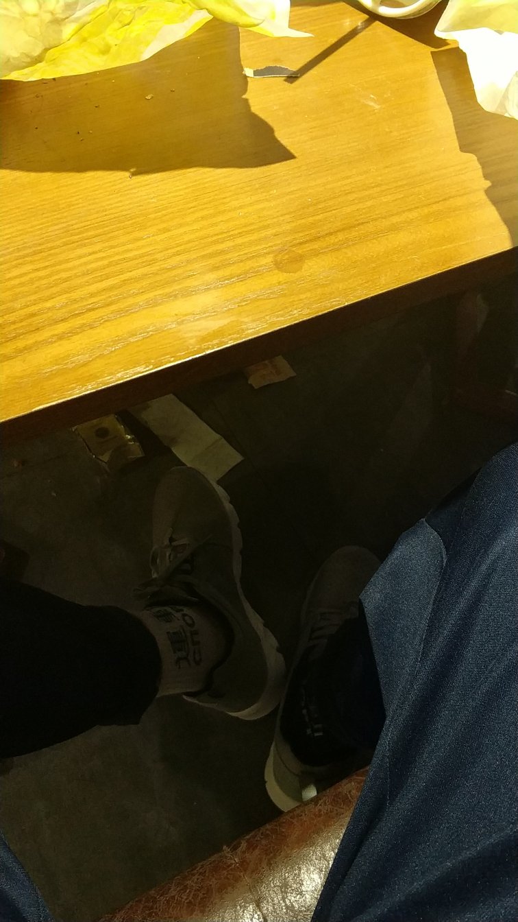 很轻,百搭,感觉挺好,也非常透气