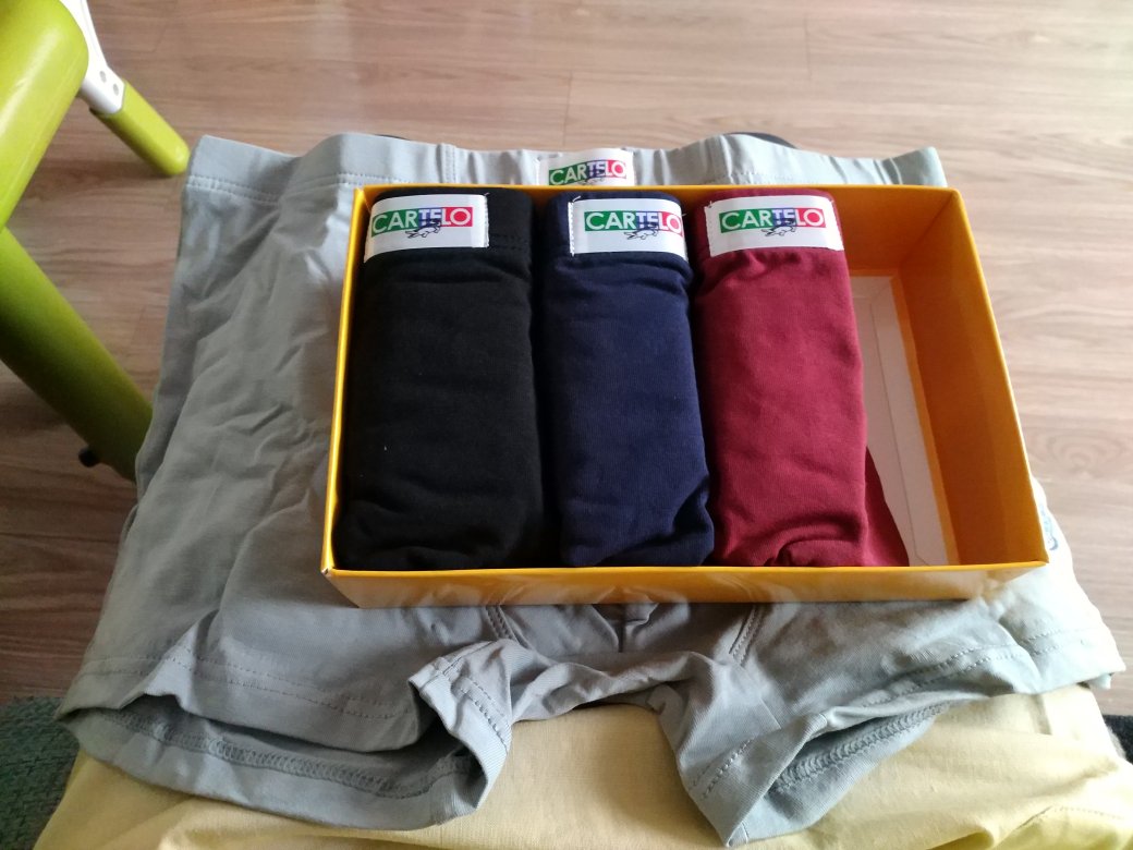 裤子不错,老公顺穿着很舒服,是棉+氨纶面料的。要不是他嫌颜色有重复,我定要再给他买一盒。???