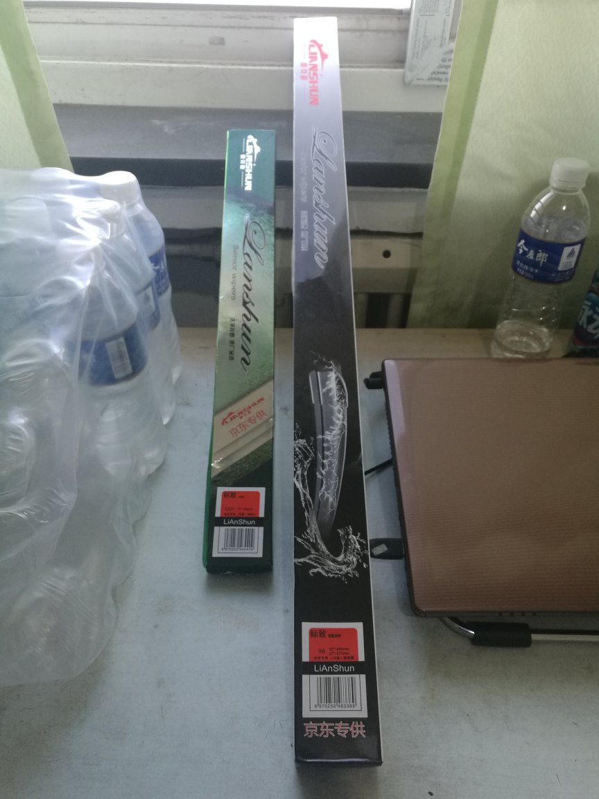 利安顺3008后窗专用雨刮质量不太好,看起来做工粗糙,不像是利安顺的产品,也没有利安顺的标识。