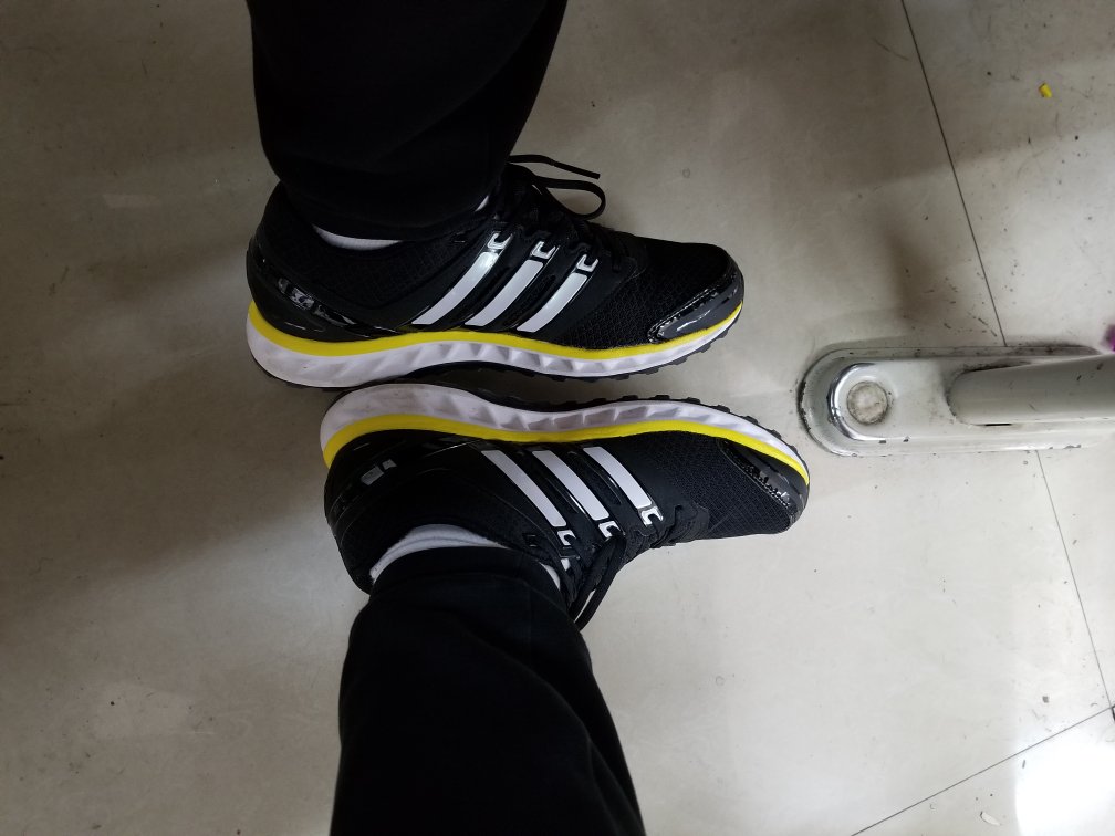 因为有微软穿着还行吧。但是非常不好的是透气性能不够,脚掌感觉发热,穿一下午脚底袜子都是湿的,还不如国产的特步!