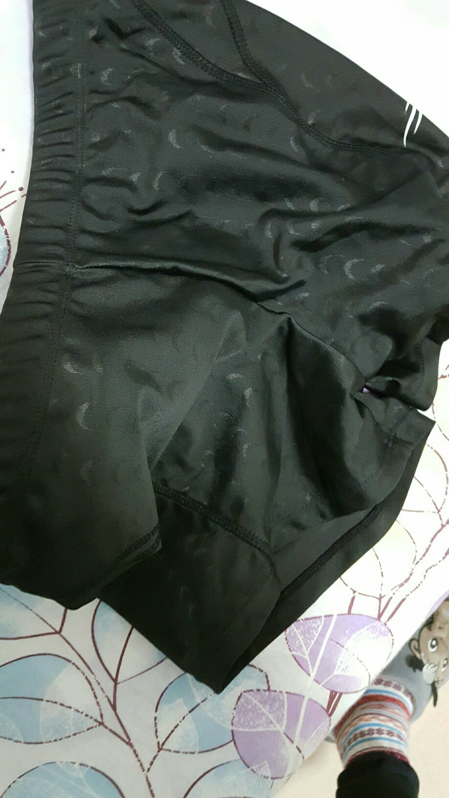 卖家态度真的好的没的说,一开始泳镜有点儿小问题,但是立马就给补发了一个,弄的我都很不好意思,还是放心,比其他一些好太多了。再说泳裤泳帽都很好,质量特别舒服,很满意的一次购物。给商家一个大赞赞赞