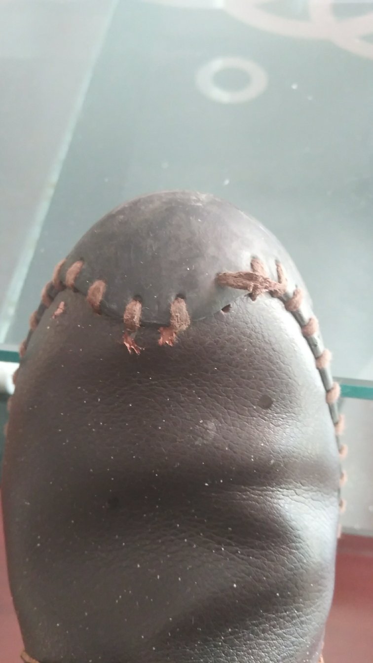 破鞋,穿了不到一个月就断线掉皮,还是自营,就这质量50块都不值,一直相信的也在忽悠我