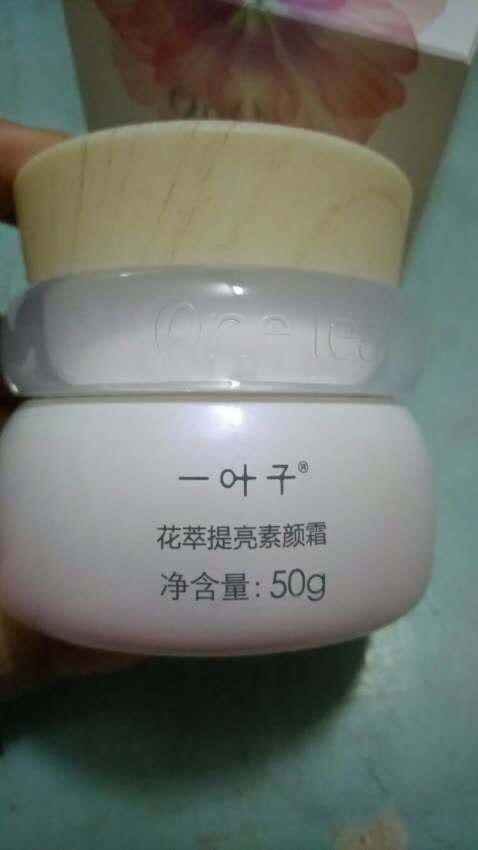 之前买了一款15g的小瓶装,使用后很好用,又特意买了大瓶装,而且有活动很超值!不油腻,使用后皮肤细腻