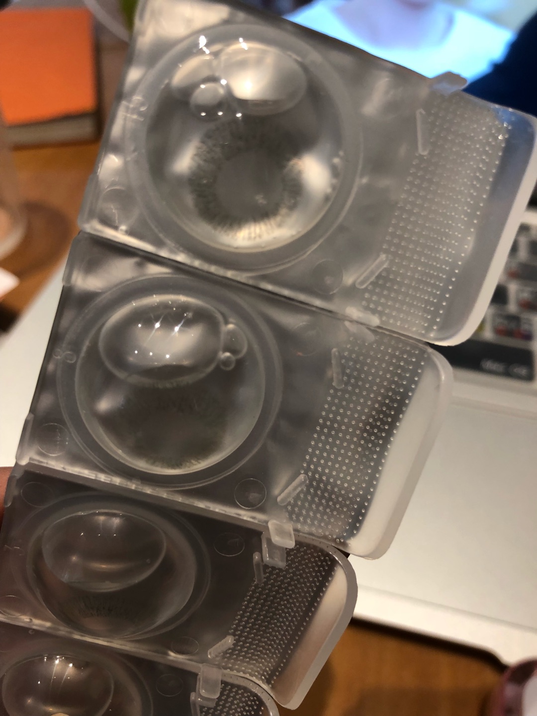 还好啦,戴上去没有不太舒服的感觉,颜色嘛,很久没戴带颜色得了,看一会儿就适应了。不会特别夸张,也不会特别无神。