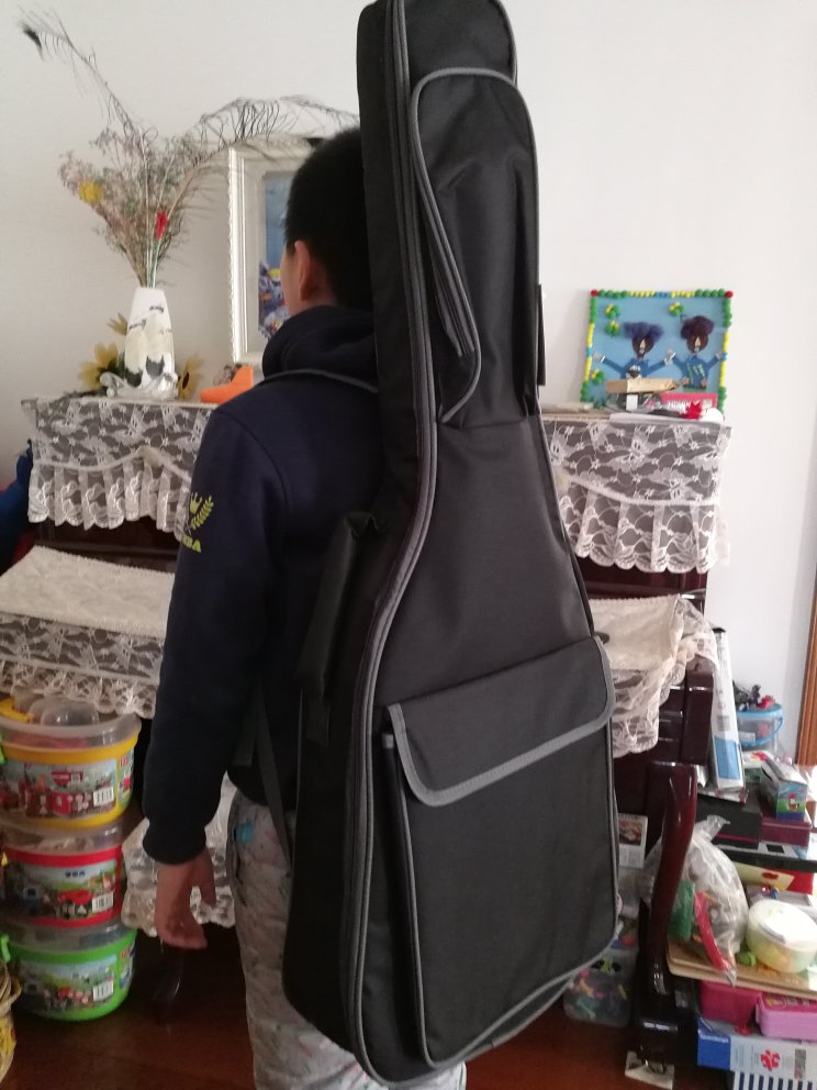 真的很好,装书的袋子也很大,大本书完全能装下,孩子喜欢得不得了。很结实,大方,双肩背带也很舒服。非常成功的一次购物!