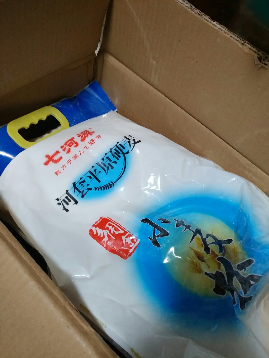 这个面粉不错,但我买到的是塑料袋的包装,易漏,送来有一袋已经漏了,不如上次买的10公斤的面口袋包装好