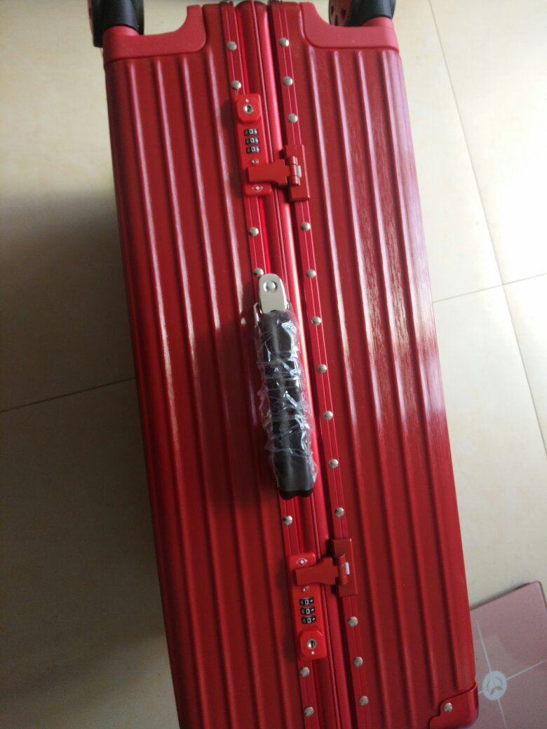 外观精致大气,结婚用的,非常喜庆,摸着手感好,材质不错,很喜欢
