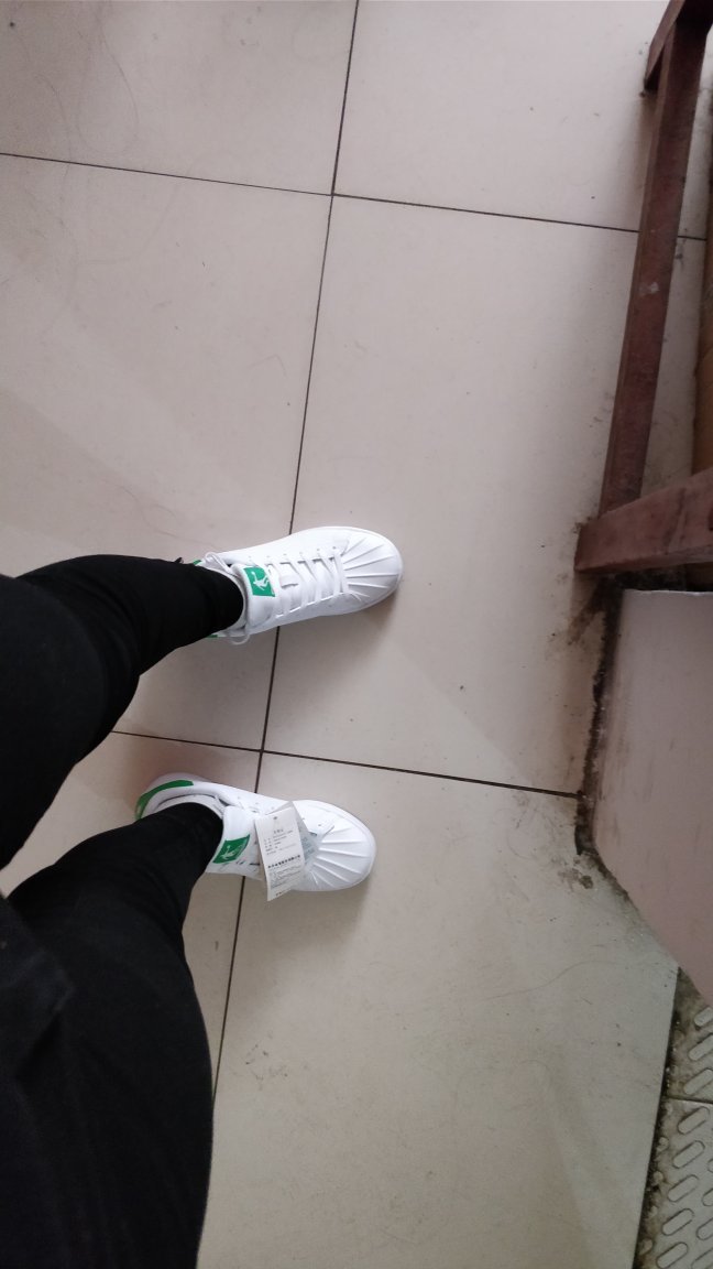 鞋子大体不错,刚开始穿这样的鞋子不习惯很轻,我也觉得的就是春天穿合适,再热就太热了