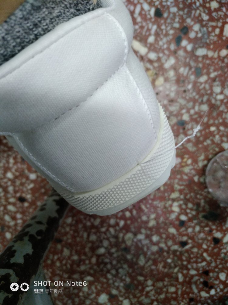 鞋子有根线头,我不是讲究的人,但是有问题还是得指出的,除了这里其它地方还得看过几天追加,飞跃的做工我还是信赖的。