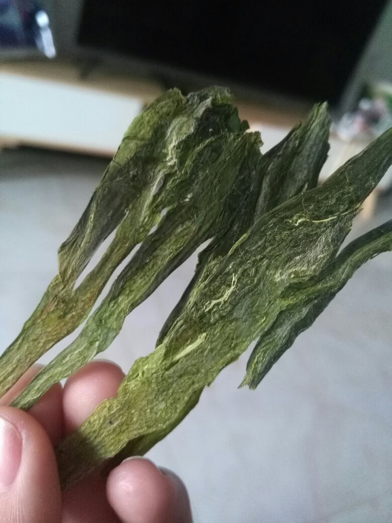 盒子很大,很好看,高大上的感觉,过年送给老爸的,很喜欢,茶叶泡出来有股清甜的味道,我也喜欢喝
