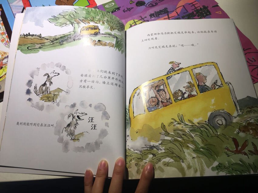 影响两代人的睡前故事经典,入选日本图书馆协会及全国学校图书馆协会推荐书目 彭懿译日本图画书大师代表作深见春夫是一个好玩的老小孩,所以他懂小小孩的那点小心思。在他精心构建的想象力王国中,有神奇的飞天大面包,有随时随地可以搬家的房子,有爱捣蛋会72变的猫咪,有喜欢吃淘气孩子的怪兽云,有在天空中自由飞翔的鲸鱼,有会在水里跑的鲸鱼汽车……这是属于孩子们的天堂!深见春夫的这些睡前故事十分符合儿童睡前皮层反射及发育特点——开头惊险刺激,中间热闹有趣,归于平静……在日本学界有较高评价,被誉为“不仅是美好一天的结束曲,更是开启孩子美梦的金钥匙”。