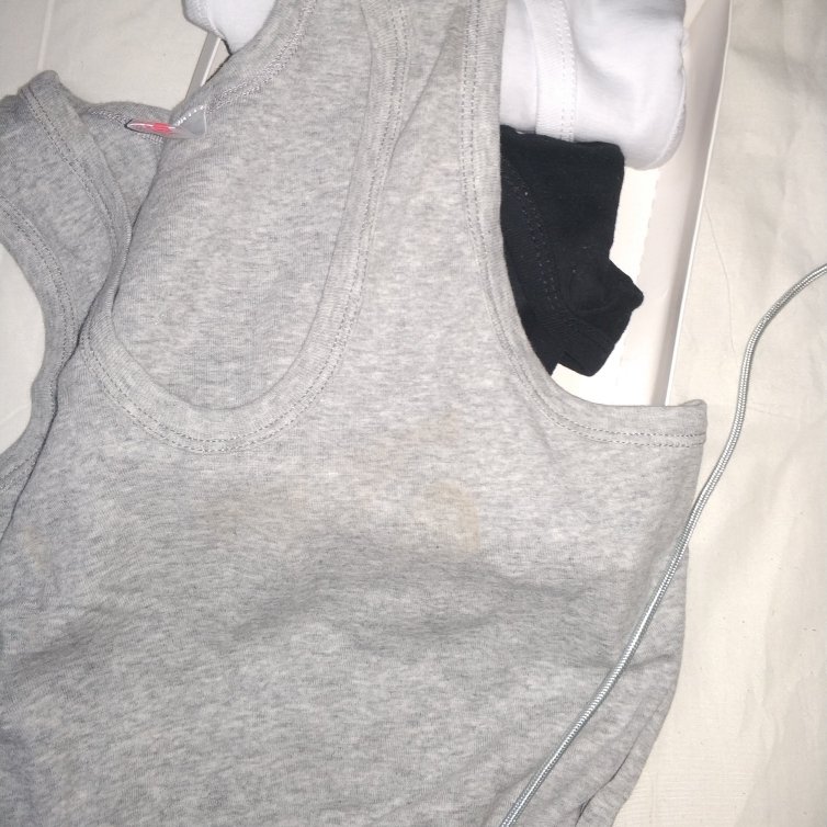 商品很差,刚刚打开就有污渍,联系客服,不给换货,换货还要我出邮费,真是服了。