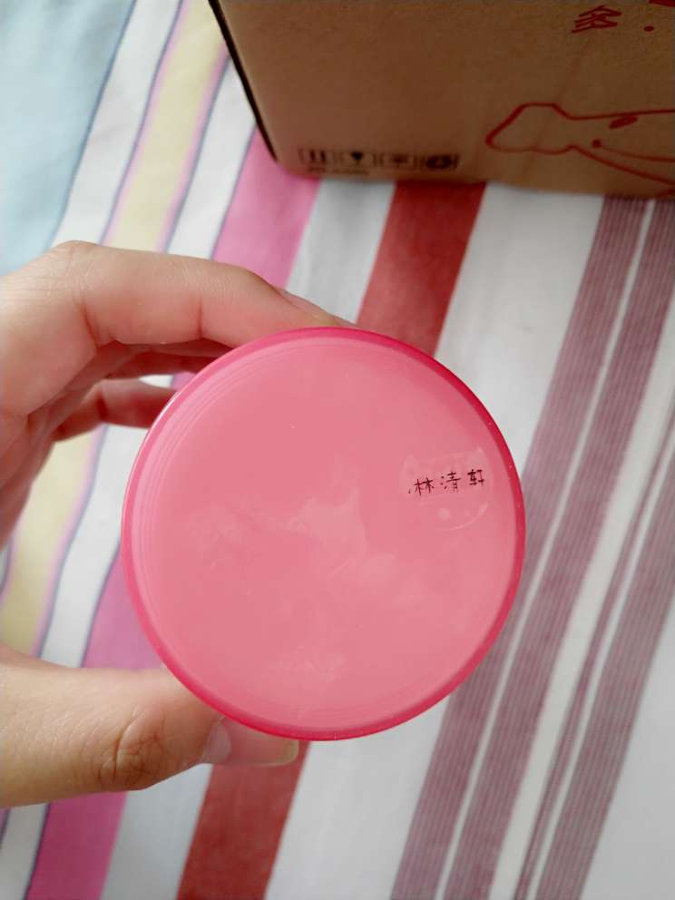 这么些钱的面霜,一个包装盒子都没有,上面都是灰,感觉像是试用装一样。第一次差评,生气?
