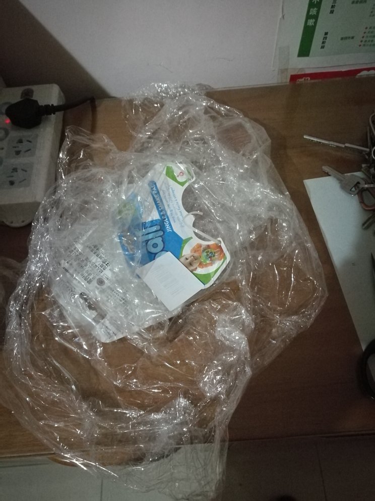 球很大,声音大,球体是软的,孩子很喜欢,最不满意的是包装,还能再简陋些吗,就是用一层保鲜膜包来的啊,送人有些拿不出手,自用还不错