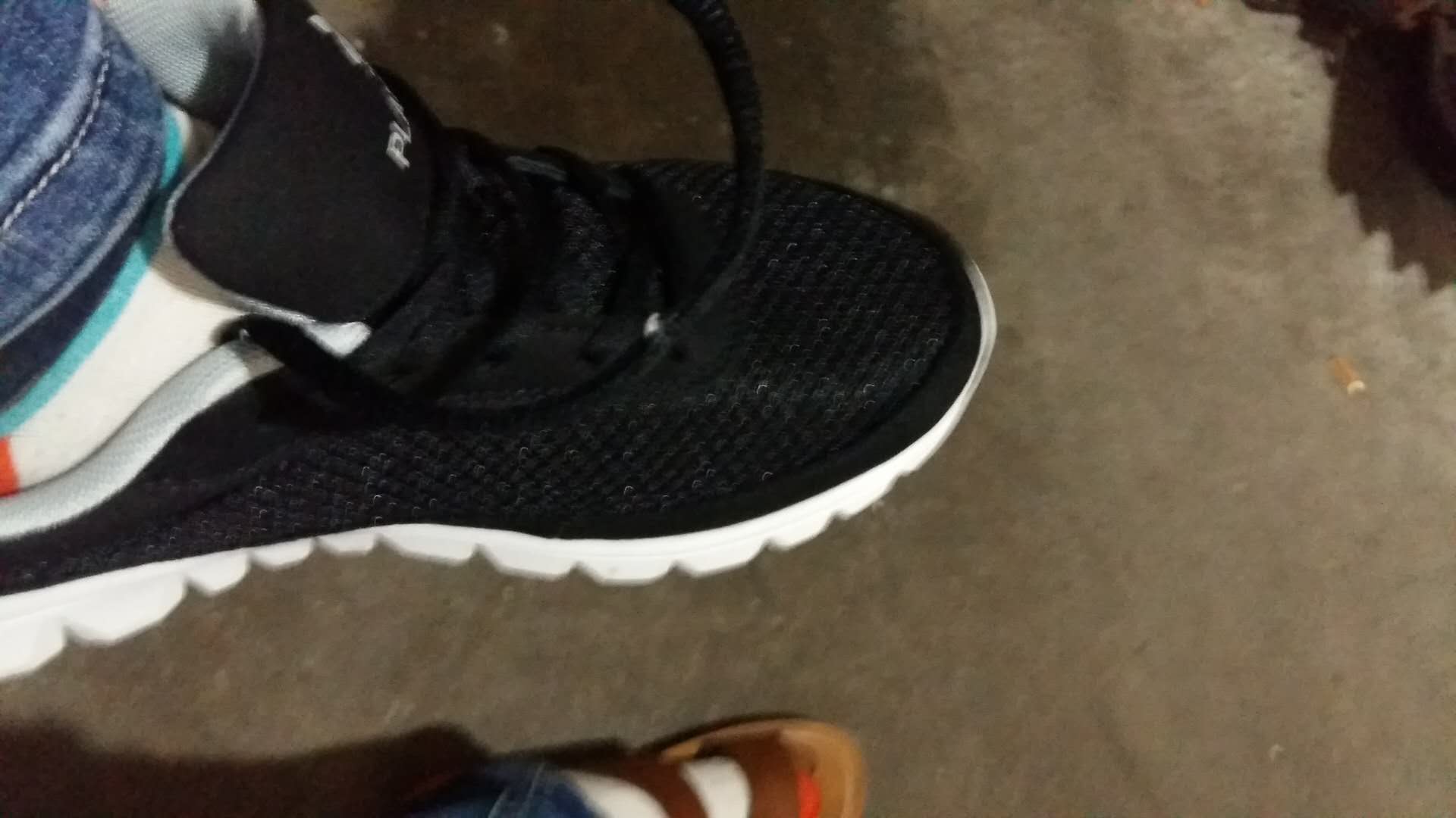 刚拿到,试了下大小合适,整体还可以,就是鞋带上有一点胶