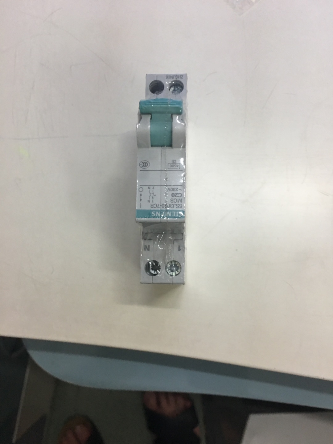 节省空间的紧凑型1p+N,做插座开关断路器。希望能起到安全防护作用!