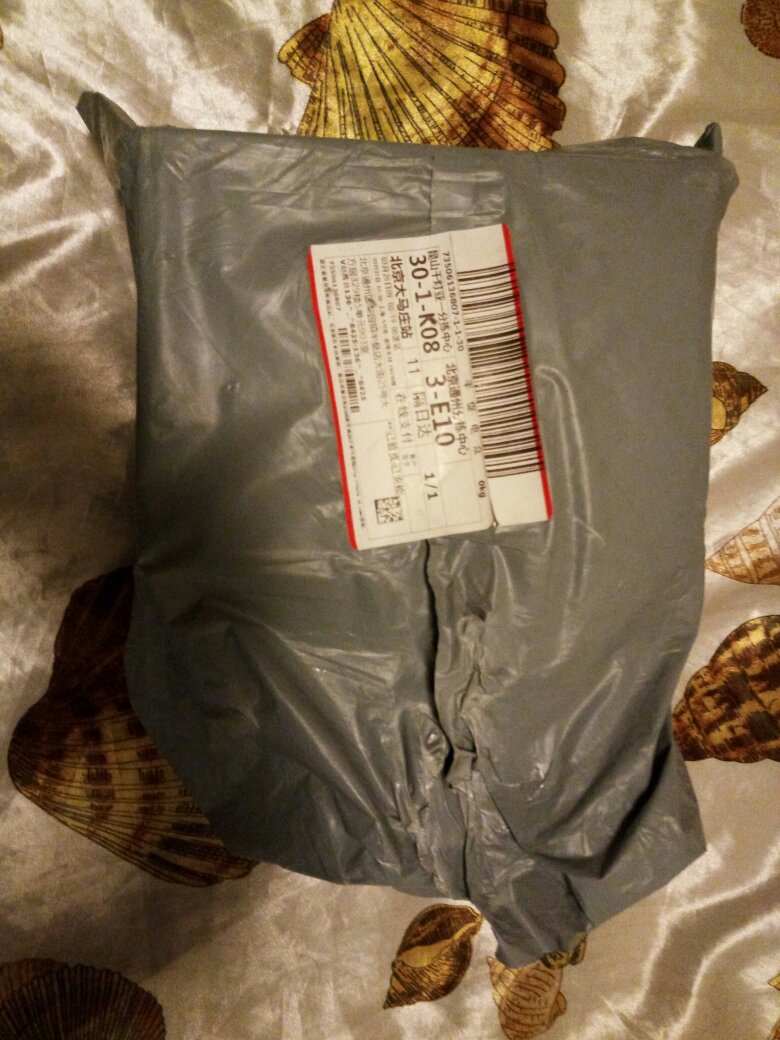 商品包装让人无法接受,上海到北京只此一塑料代包装,你让买家做何感受?如此服务将会让走向没路。包装乃商品第一张脸,要速度更要质量,看评论已有多个买家对包装不满,为何无改进?