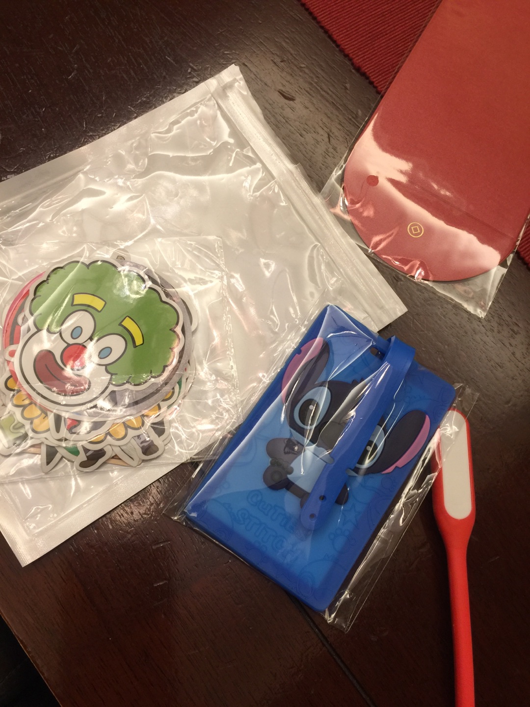 首先赞一个的送货速度快?箱子的外观漂亮 质量非常棒哦 还送了小礼物?喜欢的亲们快快下手吧……