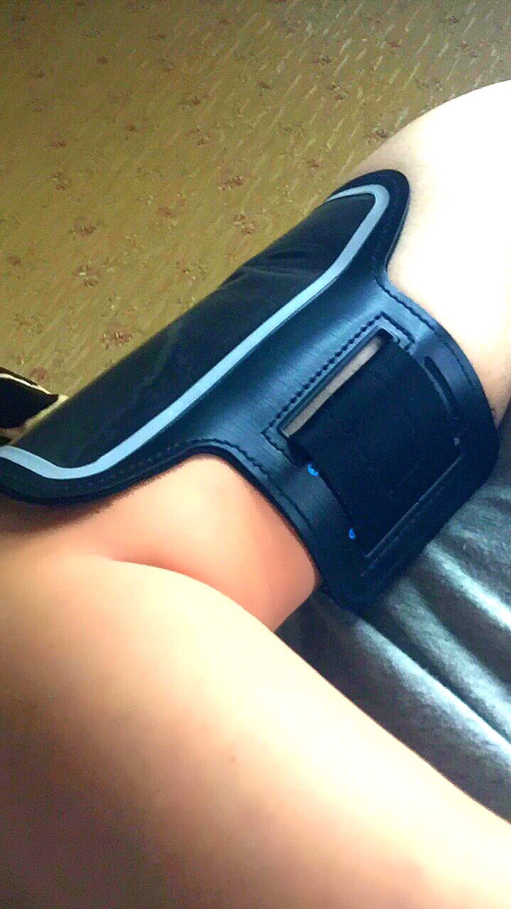 很实用的一款产品,设计感很强,连耳机也很方便,运动从此不再受限制,一次很满意的购物,必须好评!