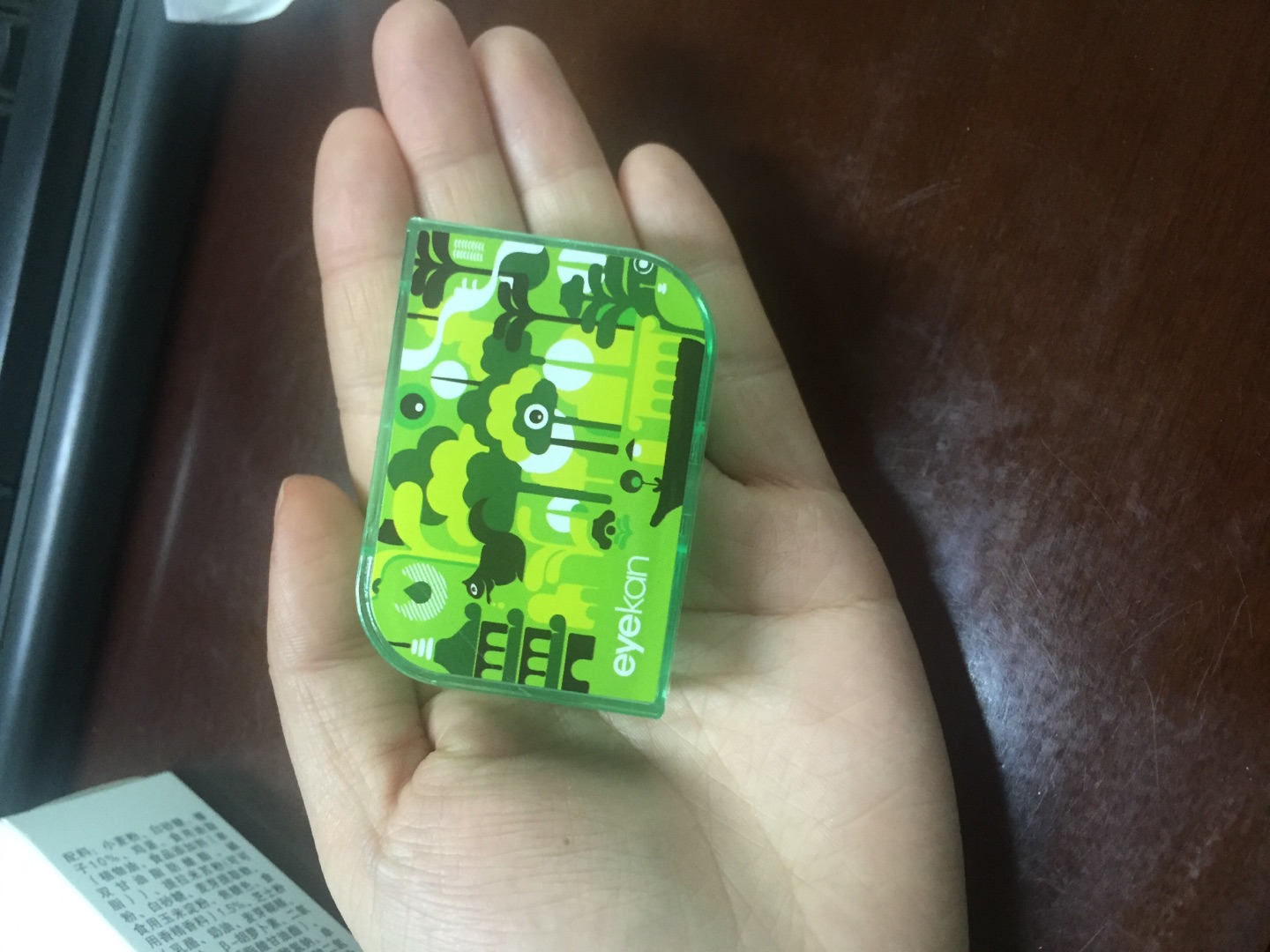 这个绿色我真的超级喜欢,叠加了99-50的券简直超值了,不过现在邮费很贵就是了,为了包邮,我又买了一堆堆东西。盒子里面还有小镜子,挺方便的。小巧。不过隐形眼镜说实话不是特别的满意