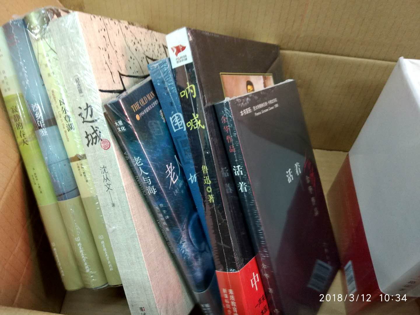 买了一堆的书,昨天下的单,今天就收到了,速度挺快的,书是女儿要买的,高中老师要求,其实没所谓,多看书挺好的。书本的质量很好,没问题。