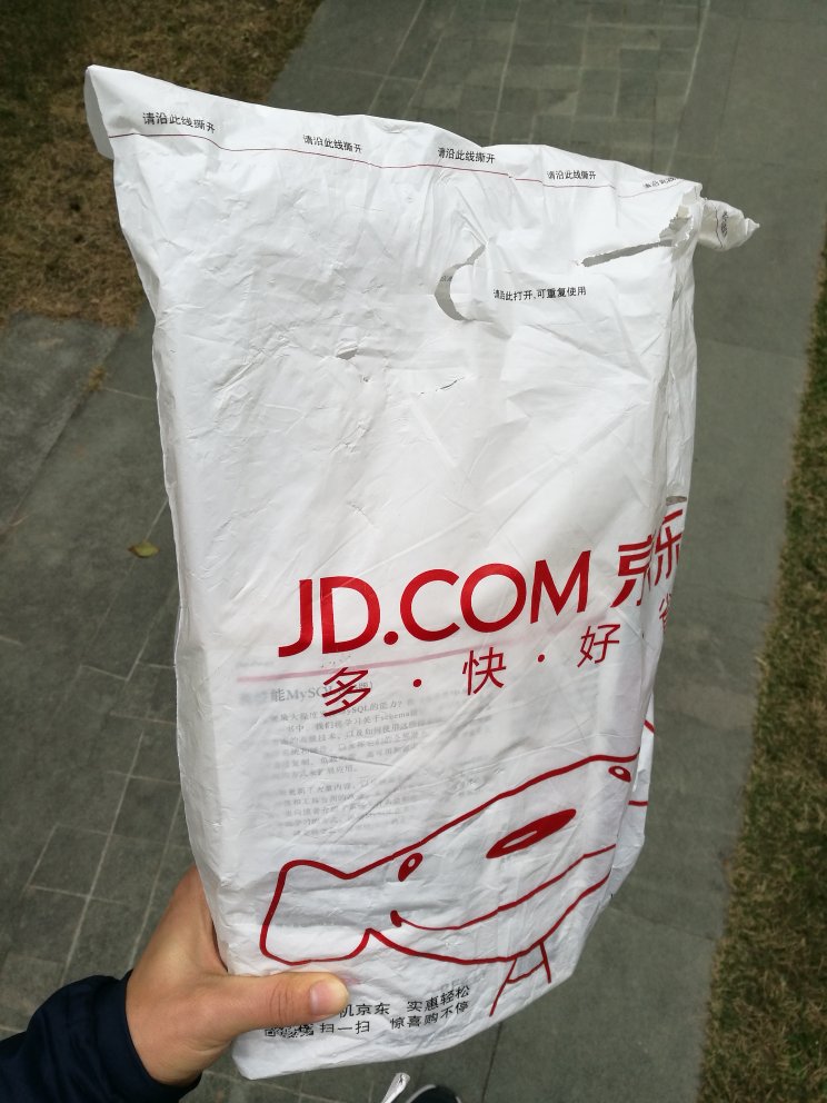 在书没有薄膜封装的情况下,只用一个软质快递袋装送。书确是新的,没有翻阅痕迹,但封面看起来已有少许沧桑。鬼才知道它一路上都经历了些什么。