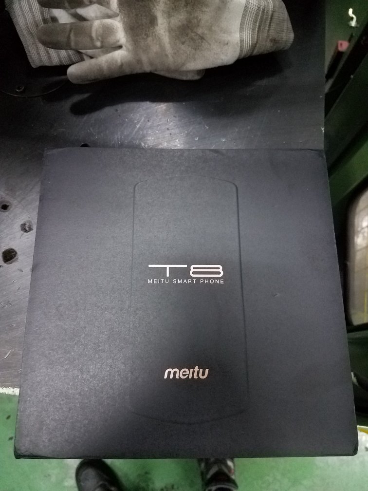 送给老婆,她很喜欢,手机今天到,还没用,过几个月再说